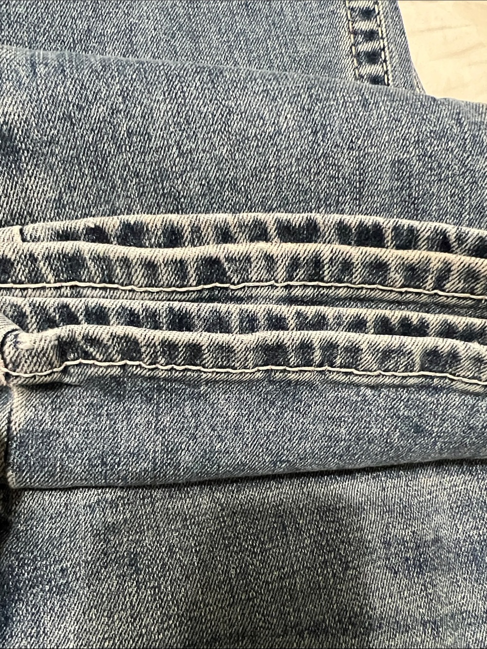 Ariat Men’s Straight Jeans in Medium Blue Wash - Picture 10 of 10